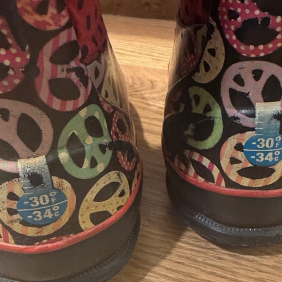 Bogs Kids' Red and Black Peace Rain/Winter Boots - Picture 6 of 6